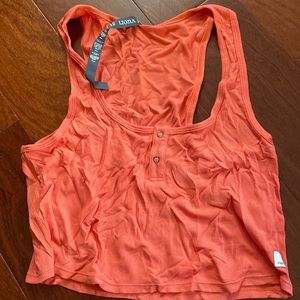 Vuori cove crop tank - like new